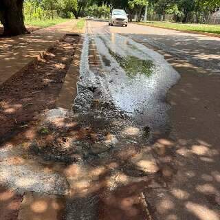 Esgoto vaza por dois dias em avenida do Parque dos Poderes 