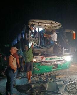 &Ocirc;nibus transportando pacientes bate em traseira de caminh&atilde;o e deixa 5 feridos