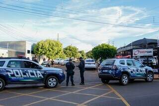 Assaltantes invadem garagem de carros e roubam dinheiro e joias