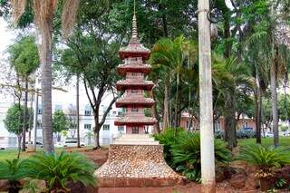 Monumento &agrave; imigra&ccedil;&atilde;o japonesa se deteriora sem manuten&ccedil;&atilde;o na Pra&ccedil;a do R&aacute;dio