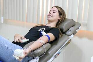 Polliana perdeu o medo da agulha para doar sangue pela primeira vez 