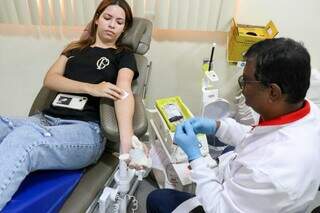 Polliana perdeu o medo da agulha para doar sangue pela primeira vez 