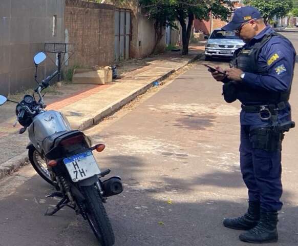 Moto com 160 multas &eacute; retirada de circula&ccedil;&atilde;o ap&oacute;s 3 anos de placa clonada