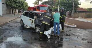 Carro comprado h&aacute; um m&ecirc;s pega fogo e fica destru&iacute;do em via p&uacute;blica