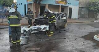 Carro comprado h&aacute; um m&ecirc;s pega fogo e fica destru&iacute;do em via p&uacute;blica