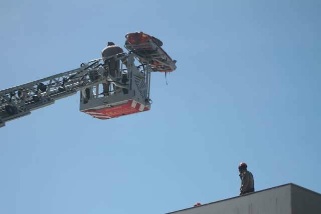 Com aux&iacute;lio de escada Magirus, bombeiros resgatam pintor que caiu de telhado