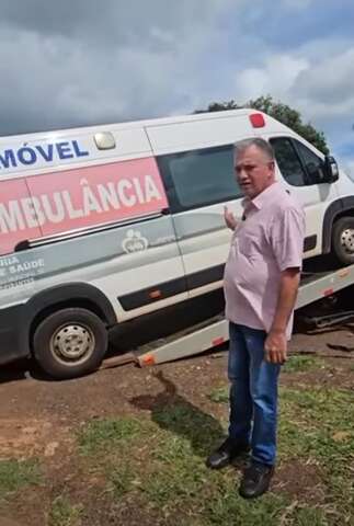 Ex-aliado político agora critica ambulância que virou sucata