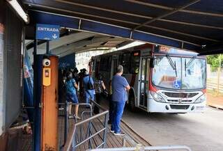 Terminais amanhecem com cartazes da nova tarifa de R$ 4,95 dos &ocirc;nibus