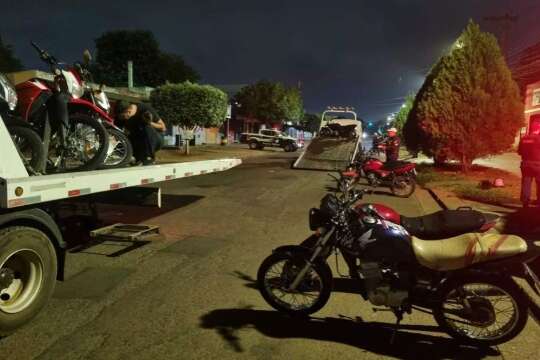 Motociclista some com veículo de guincho durante ação da Lei Seca