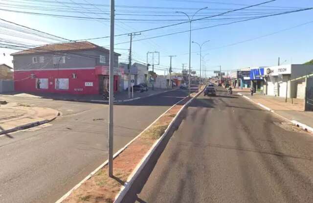 Policiais flagram foragido dando tiro em frente de conveni&ecirc;ncia