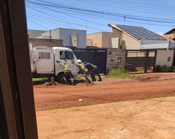 Buraco de rua sem asfalto vira cilada e carro e caminh&atilde;o pequeno caem