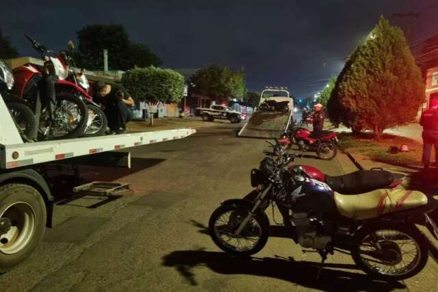 Motociclista some com ve&iacute;culo de guincho durante a&ccedil;&atilde;o da Lei Seca