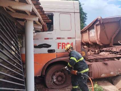 Motorista perde controle de caminh&atilde;o, invade casa e fica retido em cabine