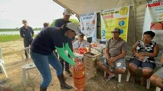 Para acesso &agrave; &aacute;gua de qualidade, ribeirinhos recebem filtro de barro