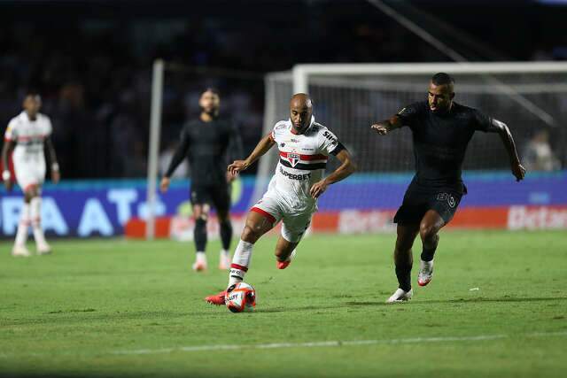 S&atilde;o Paulo acaba com sequ&ecirc;ncia invicta do Corinthians no Paulist&atilde;o