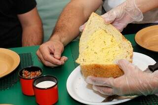 Ele nunca foi &lsquo;p&eacute; quente&rsquo; em sorteios, at&eacute; que a coxinha de 1,5 kg veio