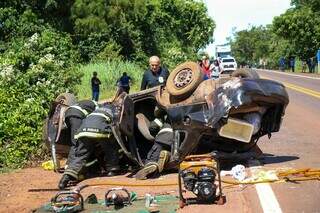 Voltando de Bonito, carro com amigos capota e motorista morre na BR-262