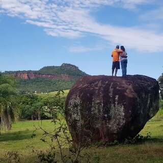 Casal deixou lavoura para ser mais feliz em camping com rapel e trilhas