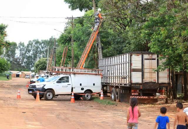 Favela tem energia cortada e comunidade se revolta sem previs&atilde;o da luz voltar