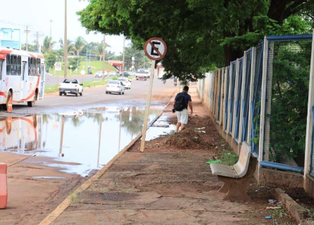 Boca de lobo entupida criou &quot;super po&ccedil;a&quot; na Avenida Costa e Silva