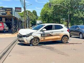 Ve&iacute;culo perde o freio, bate e s&oacute; para ao invadir ponto comercial