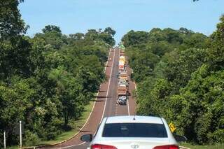 Voltando de Bonito, carro com amigos capota e motorista morre na BR-262