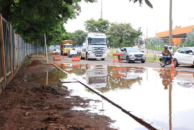 Po&ccedil;a d&rsquo;&aacute;gua enorme interdita duas faixas da Avenida Costa e Silva