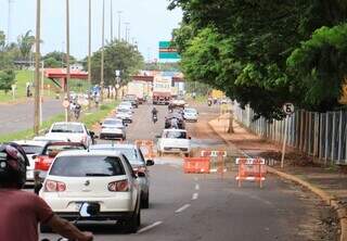 Po&ccedil;a d&rsquo;&aacute;gua enorme interdita duas faixas da Avenida Costa e Silva