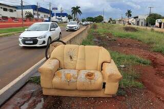 Corredor abandonado na Gunter Hans volta a acumular lixo e provocar acidentes