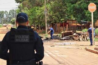 Com servi&ccedil;o cortado, moradores da favela pagam at&eacute; R$ 150 por &quot;gato&quot; de energia