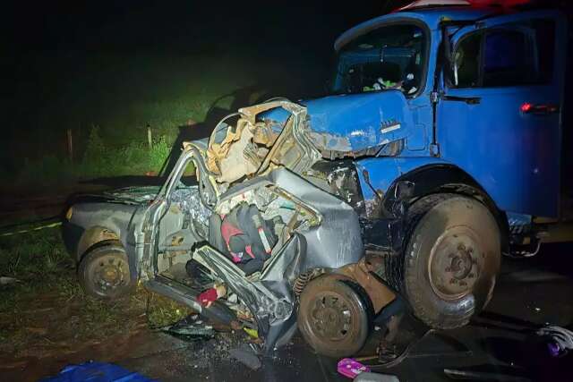 Fam&iacute;lia morre em acidente entre carro e caminh&atilde;o