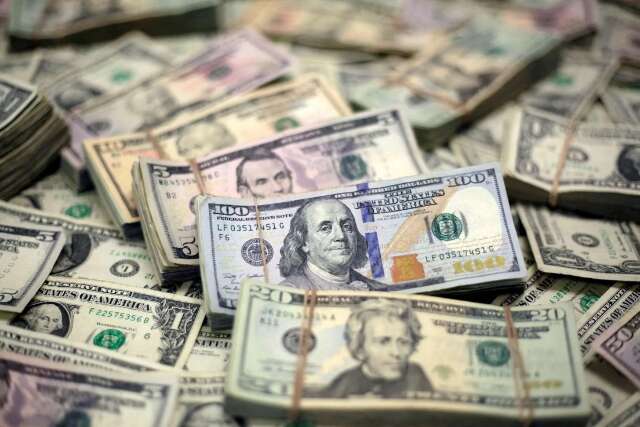 D&oacute;lar &eacute; cotado a R$ 5,86, menor valor desde novembro de 2024