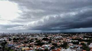 Nuvens escuras e ventania anunciam tempestade na Capital