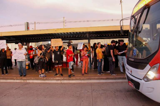 Contra tarifa de R$ 4,95, popula&ccedil;&atilde;o faz protesto no Terminal Moren&atilde;o