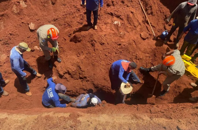 Barranco desmorona e trabalhadores ficam soterrados em obra de esgoto