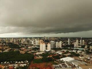 Nuvens escuras e ventania anunciam tempestade na Capital