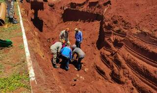 Barranco desmorona e trabalhadores ficam soterrados em obra de esgoto