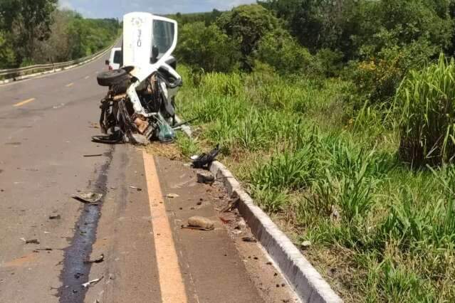 Picape e carreta batem de frente e uma pessoa morre na MS-040