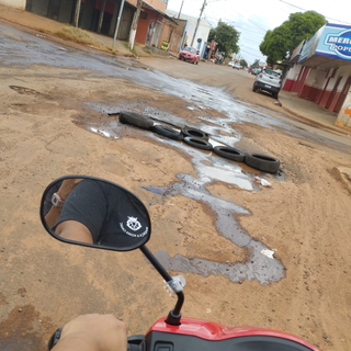 Pneus foram solu&ccedil;&atilde;o encontrada para sinalizar buraco em avenida do Lageado