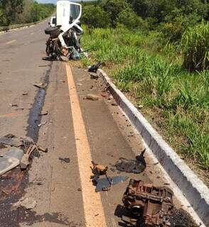 Picape e carreta batem de frente e uma pessoa morre na MS-040