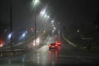 Chuva marca o in&iacute;cio da noite de sexta-feira em Campo Grande