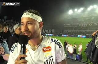 Em noite chuvosa, Santos apresenta Neymar na Vila Belmiro 