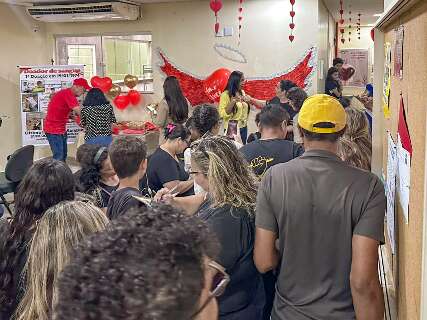 Aprovados em concurso, professores protestam por convoca&ccedil;&atilde;o doando sangue