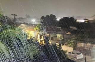 Chuva marca o in&iacute;cio da noite de sexta-feira em Campo Grande