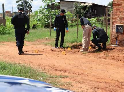 Homem &eacute; morto ap&oacute;s ser baleado por dupla em frente de casa 