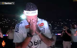 Em noite chuvosa, Santos apresenta Neymar na Vila Belmiro 