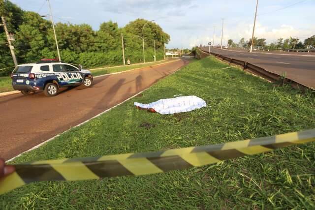 Homem &eacute; assassinado a facadas em plena tarde na pra&ccedil;a da Vila Popular