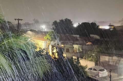 Chuva e alta na umidade marcam o in&iacute;cio da noite em Campo Grande