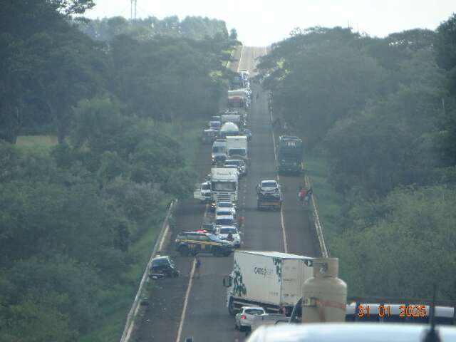 Chuva provoca acidente com tr&ecirc;s ve&iacute;culos e susto em rodovia