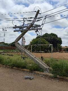 Poste partido ao meio deixa casas sem energia no Nova Campo Grande